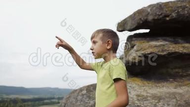 男孩<strong>站在山顶</strong>，看着望远镜
